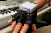 Учені навчилися лікувати параліч за допомогою "електронної рукавички"