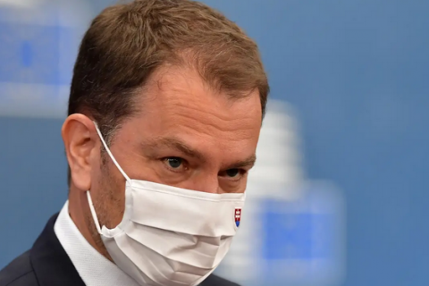 Премьер Словакии готов уйти в отставку из-за скандала с закупкой российской вакцины