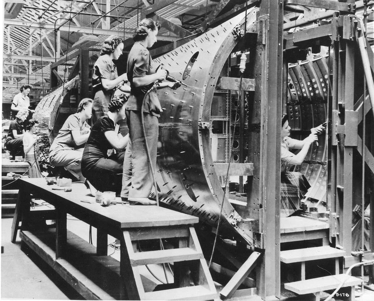 Працівниці заводу Chrysler клепають зовнішню оболонку секції бомбардувальника. 2 грудня 1942 року