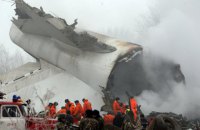 На поселок в Киргизии упал грузовой самолет, 37 человек погибли