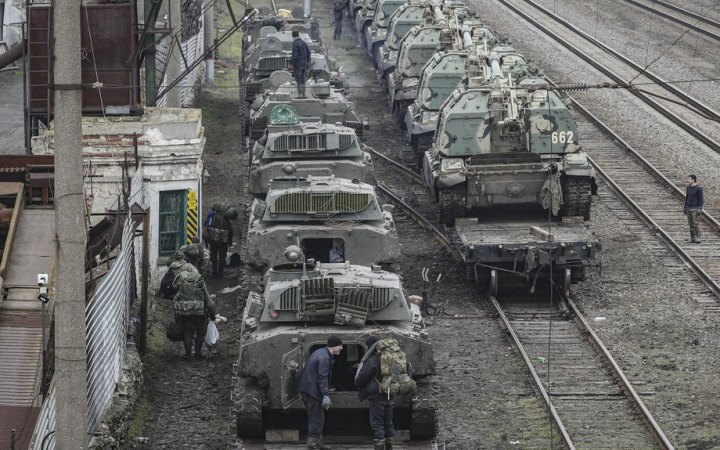 Росіяни перекидають техніку на кордоні поблизу окупованої частини Харківщини