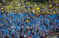 5 тысяч выпускников прошлись по Днепропетровску с синими и желтыми шариками