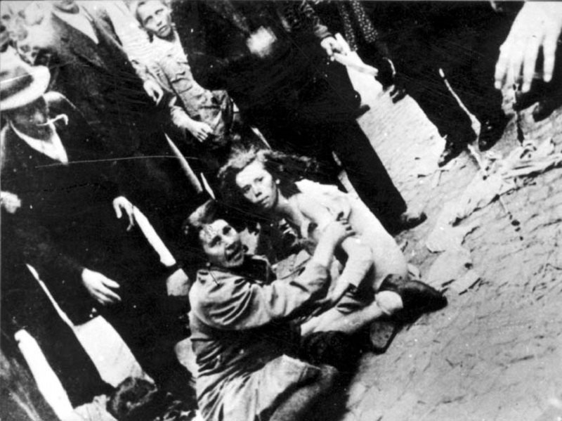 Жінка і дівчина оточені натовпом під час погрому у Львові, 1941