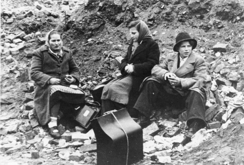 Немецкие беженцы с востока в Берлине в 1945 году.
