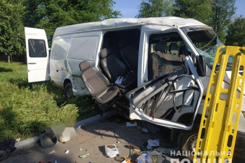 На Днепропетровщине в ДТП погибли два человека, восемь получили ранения