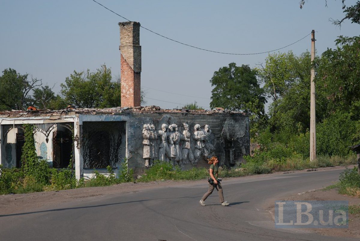 Зруйноване російськими безпілотниками кафе «Золотий півник» з барельєфами на стіні. Його побудували у 1930-х
роках