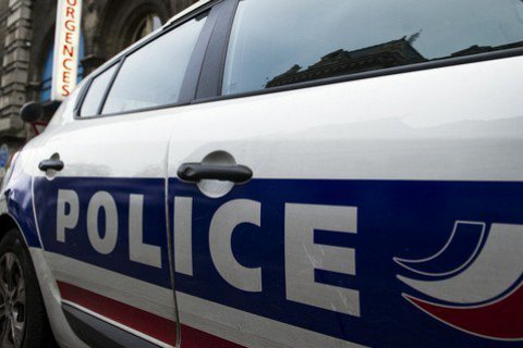 Полиция Парижа застрелила мужчину, напавшего с ножом на прохожих (обновлено)