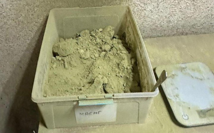 Правоохоронці повідомили про викриття масштабної схеми контрабанди та збуту наркотичної речовини кратом