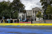 День прапора: у Варшаві перед посольством РФ дорогу пофарбували у колір українського прапора