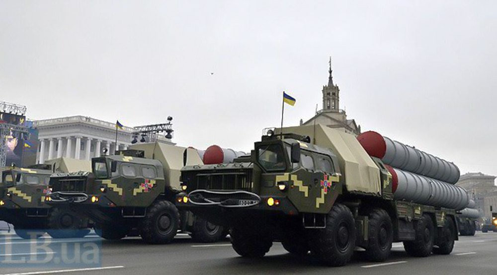 Зенітно-ракетні комплекси С-300 під час військового параду до Дня Незалежності України, 24 серпня 2016 року в Києві на Хрещатику.