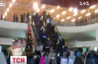 В Житомире люди поламали эскалатор, врываясь в магазин сэконд-хенда