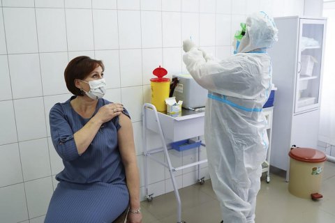 Вчера от коронавируса привили почти 2 тыс. человек, больше всего - в Донецкой области