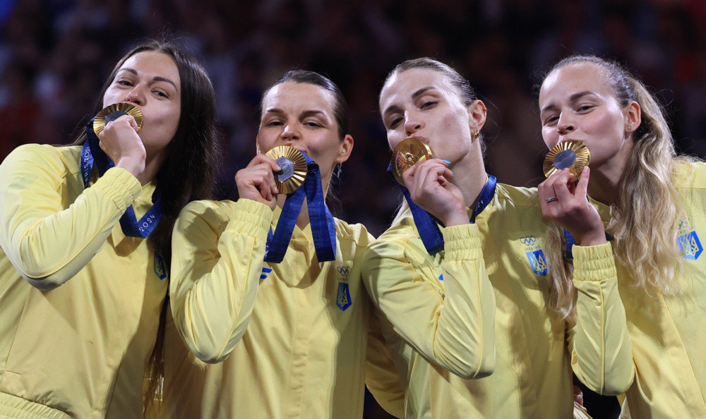 Золоті медалістки Аліна Комащук, Олена Кравацька, Ольга Харлан та Юлія Бакастова під час церемонії нагородження учасників