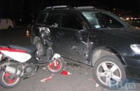 В Киеве машина сбила мотороллер, водитель чудом остался жив