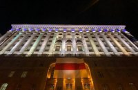 Здание киевской мэрии украсили национальным флагом Беларуси