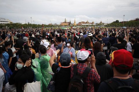 В Таиланде против митингующих применили водометы