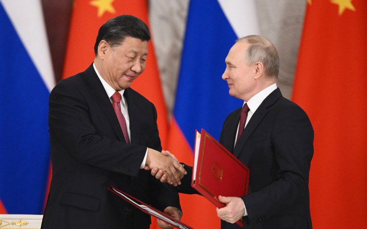 Китай допомагає Росії ухилятися від санкцій та, ймовірно, передає військові технології, - розвідка США