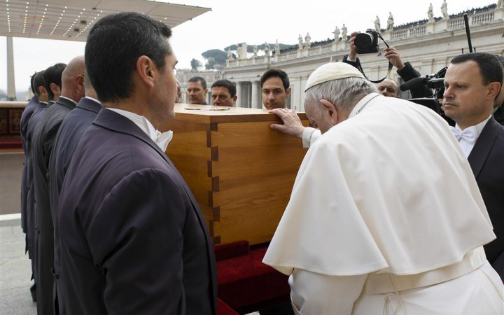 Участь у похороні Папи Бенедикта XVI взяли десятки тисяч осіб