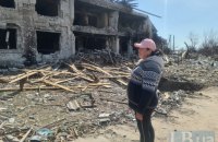 Росія скинула бомби о 4-й ранку: журналістам показали знищене село на Чернігівщині (фоторепортаж)