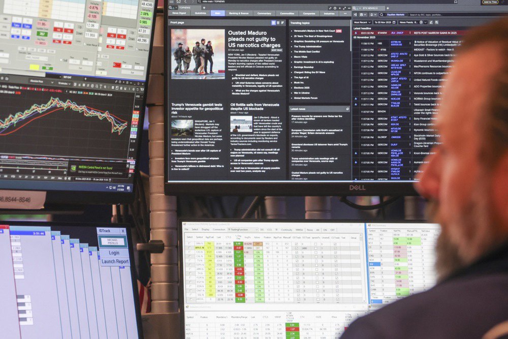 На екрані трейдера транслюють новини про захоплення США президента Венесуели&nbsp;Ніколаса Мадуро, Нью-Йоркська фондова біржа, 5
січня 2026 року.