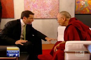 Телеведущий попытался рассказать Далай-ламе анекдот про него и про "пиццу со всем"