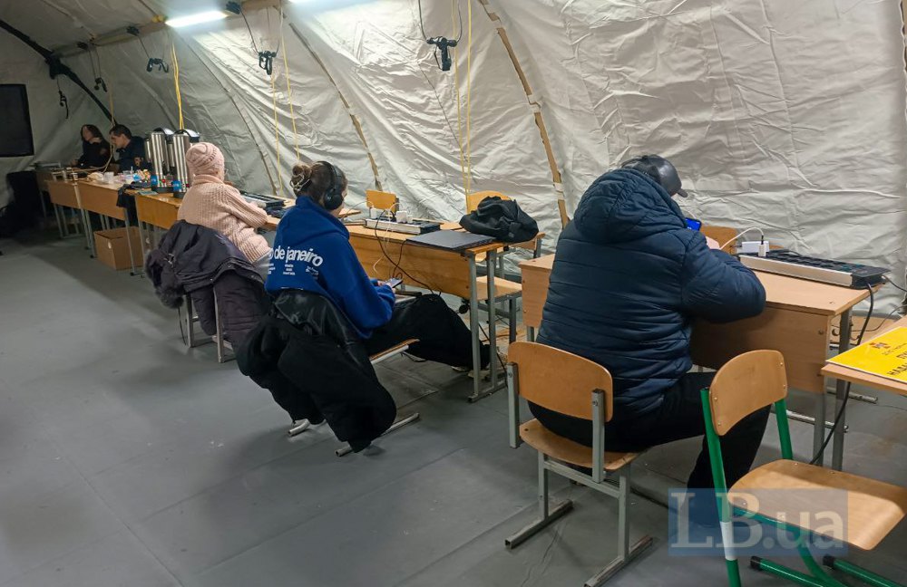 Мешканці Дніпровського району в наметах обігріву.