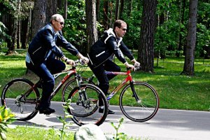 Медведев и Путин покатались на велосипедах