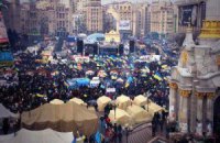 Десятки тысяч людей собрались на народное вече в центре Киева