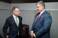 Порошенко считает отставку Волкера тревожными новостями для Украины
