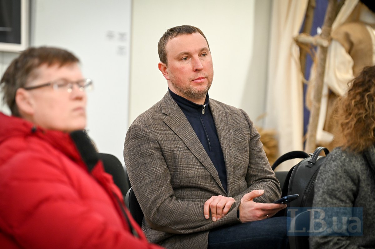 СЕО «Української бронетехніки» Владислав Бельбас і  колишній міністр соціальної політики України Павло Розенко (ліворуч)