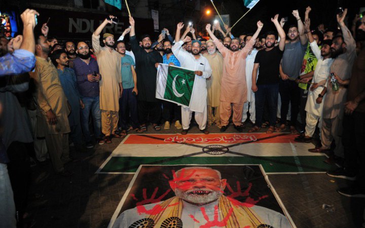 Пакистан стверджує, що збив два індійські військові літаки