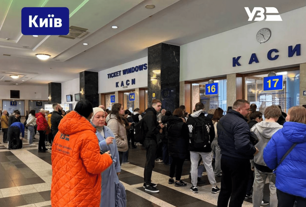 Люди стоять в чергах в каси Укрзалізниці