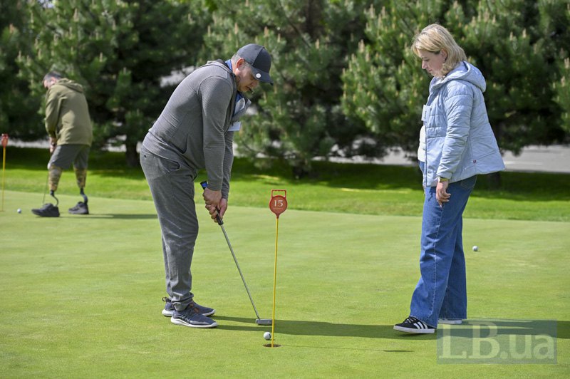 Ветеран Олександр Кікін проводить майстер-клас з гольфу