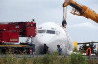 В Італії вантажний літак викотився зі злітної смуги на автодорогу