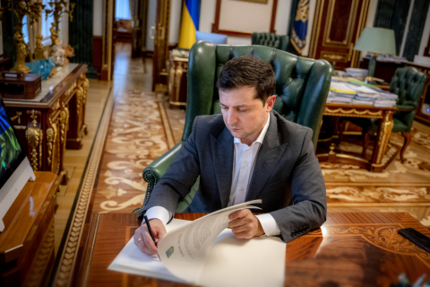Зеленский ветировал закон о госфинансировании партий