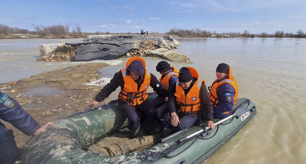 Рятувальники МНС Казахстану працюють у зоні підтоплення,Казахстан, 8 квітня 2024 р.