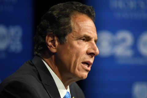 Две женщины обвинили губернатора Нью-Йорка в сексуальных домогательствах 