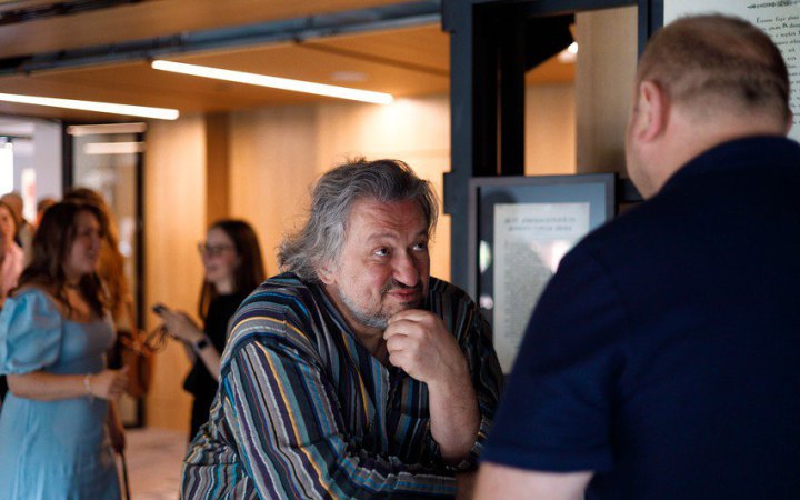 Режисер Влад Троїцький: «Захід нагадує мені дітей, які ліплять пасочки на березі океану, коли на них насувається цунамі» 