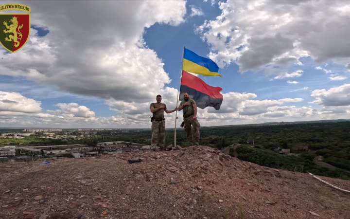 Воїни 24 ОМБр імені короля Данила встановили український прапор на одному з териконів біля Горлівки