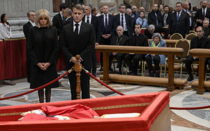 Макрон відмовився від дипломатичних зустрічей у Римі під час похорону папи Франциска