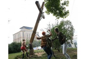 У Росії слідом за акцією Femen спиляли чотири хрести