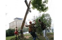 В России вслед за акцией Femen спилили четыре креста 