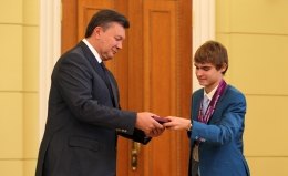 Янукович наградил "бютовца" орденом, а параолимпийцам вручил премии