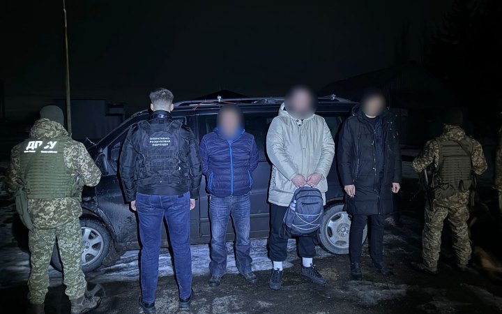 ​Таксі в один кінець: біля кордону з Румунією затримали ухилянтів і переправника