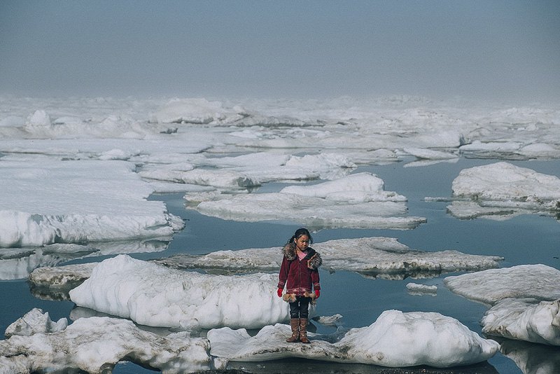 11-летняя девочка Амайя из народа инупиатов стоит на льду у Северного Ледовитого океана в Барроу, Аляска. Аномальное таяние
ледников — одно из последствий климатических изменений. 