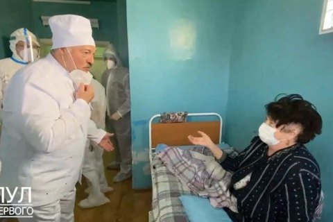 Лукашенко зняв маску в лікарні для пацієнтів із COVID-19, щоб показати, що він "справжній"