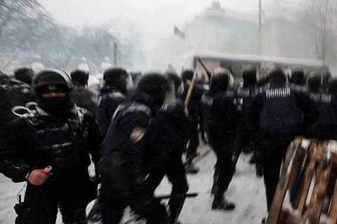 ​Полицейского, который применил газ против журналиста у Рады, отстранили от работы на массовых акциях 