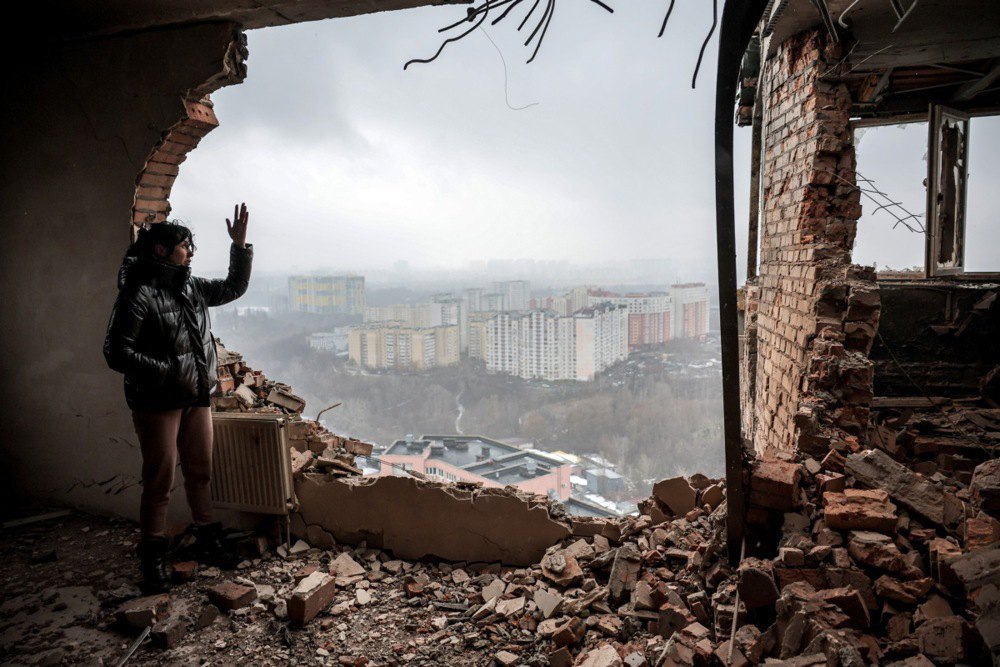 Тетяна оглядає свою зруйновану квартиру після атаки безпілотника на житловий будинок у Солом'янському районі Києва, 22 грудня 2023 р.
