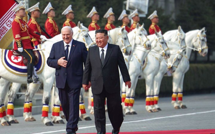 Диктатор до диктатора: Лукашенко приїхав у КНДР в гості до Кім Чен Ина