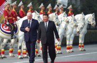 Диктатор до диктатора: Лукашенко приїхав у КНДР в гості до Кім Чен Ина